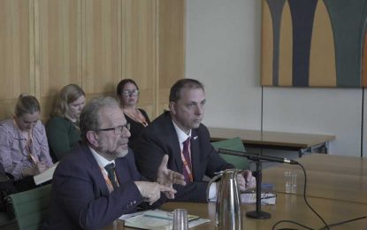 El ministro Cortes comparece en Londres ante el Grupo Parlamentario Multipartidista sobre Conservación Internacional.