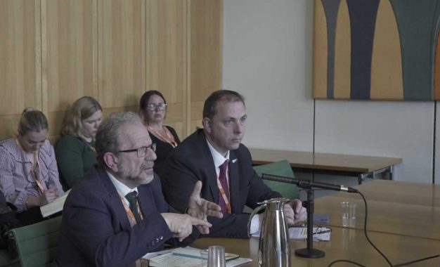 El ministro Cortes comparece en Londres ante el Grupo Parlamentario Multipartidista sobre Conservación Internacional.