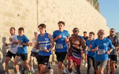Gibraltar da la bienvenida a Sir Mo Farah en un espectacular preludio al Festival Literario.