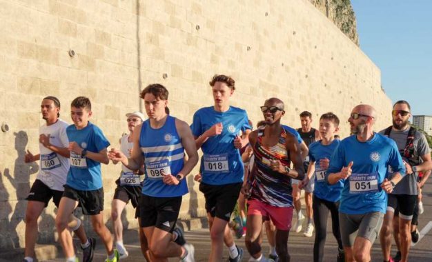 Gibraltar da la bienvenida a Sir Mo Farah en un espectacular preludio al Festival Literario.