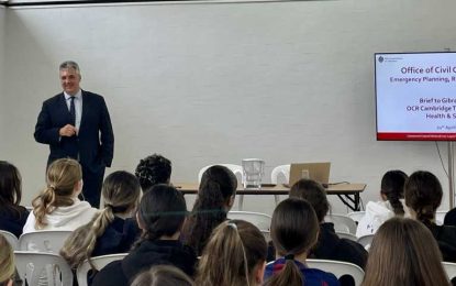 Responsable de Contingencias Civiles aporta su experiencia práctica a los alumnos de Salud y Asistencia Social del Gibraltar College.