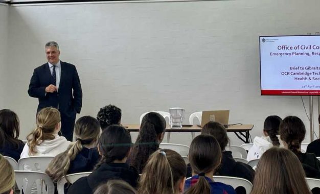 Responsable de Contingencias Civiles aporta su experiencia práctica a los alumnos de Salud y Asistencia Social del Gibraltar College.