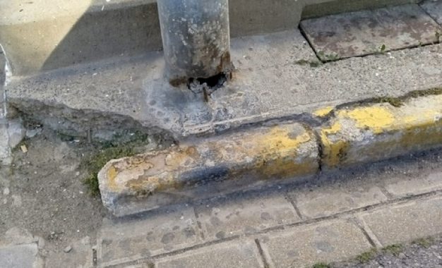 OTRA FAROLA MAS EN LA LINEA , CON LA BASE TOTALMENTE PODRIA «PELIGRO»