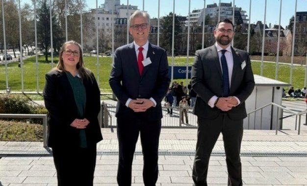 El Ministro Feetham mantiene una reunión constructiva con la Secretaría  del Consejo Europeo (MONEYVAL) en Estrasburgo