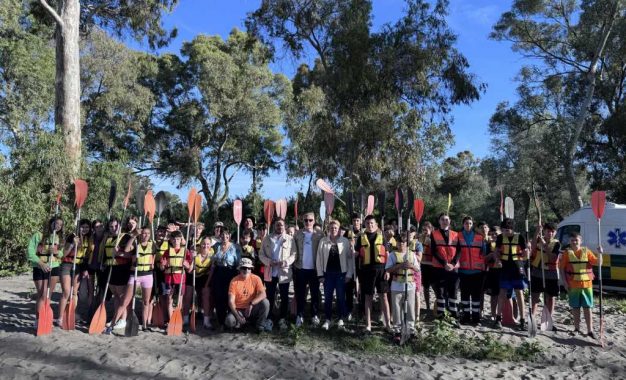 Unos 250 estudiantes de Primero de ESO disfrutan de unos paseos en kayak por el río Guadiaro
