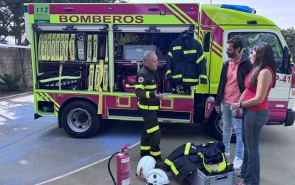 Exhibición de Bomberos en el CEIP Carteia