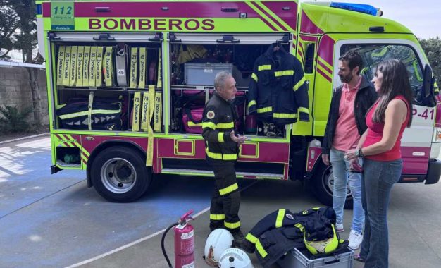 Exhibición de Bomberos en el CEIP Carteia