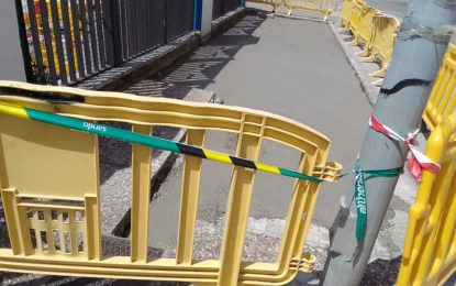 ASI ESTA DESDE HACE SEMANAS LA ACERAS DE LAS CALLE TORRES QUEVEDO , CALLE ANDALUCIAY PARTE DE LA ACERA DEL COLEGIO CARLOS V .