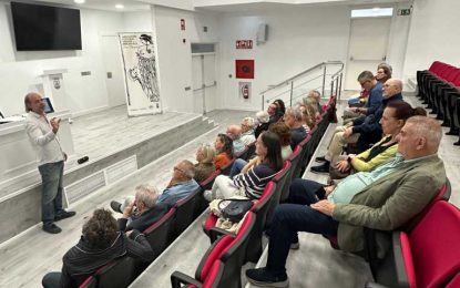 Juan Galiardo realiza la segunda conferencia sobre memoria histórica y música, organizada por Amigos de la Biblioteca