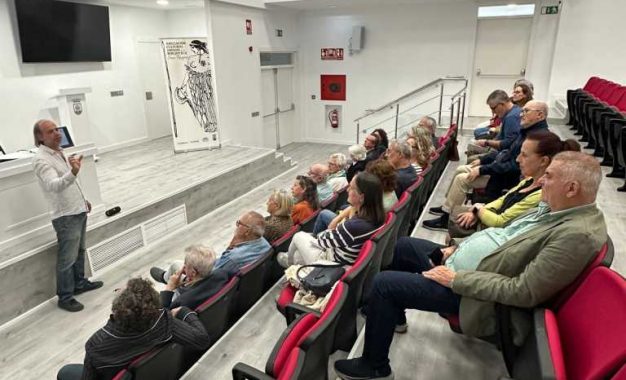 Juan Galiardo realiza la segunda conferencia sobre memoria histórica y música, organizada por Amigos de la Biblioteca