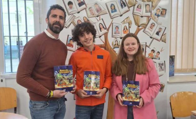 Aitor Díaz presentó su cuarto libro rodeado de amigos, en la Biblioteca de San Roque