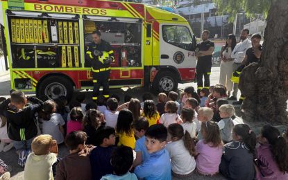   Bomberos explican su labor a los escolares del CEIP Barbésula de San Enrique
