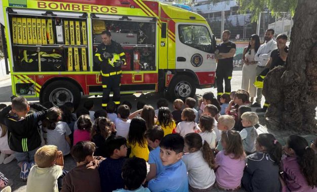   Bomberos explican su labor a los escolares del CEIP Barbésula de San Enrique