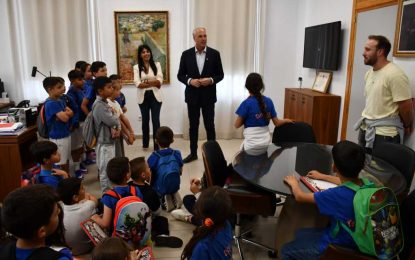 El alcalde atiende a estudiantes del CEIP Taraguilla por la actividad “Conoce tu ayuntamiento”