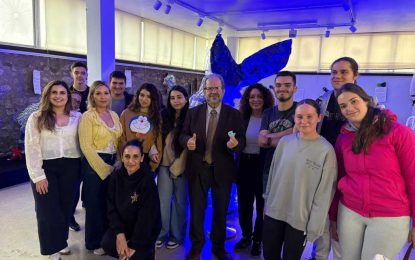 Estudiantes del Gibraltar College inspiran a la comunidad con la exposición de sostenibilidad “La Sexta Extinción”