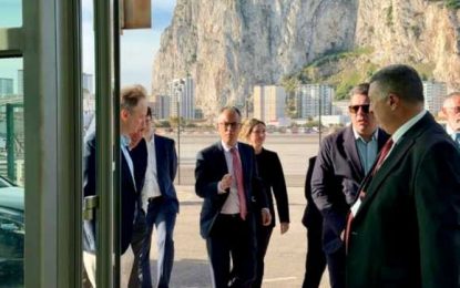 El Ministro Principal muestra las obras del aeropuerto a la Embajadora del Reino Unido ante la UE
