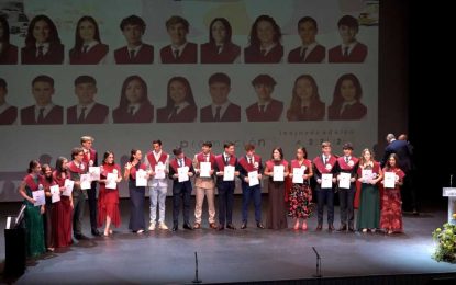 Celebrada la graduación del IES José Cadalso en el Teatro Juan Luis Galiardo