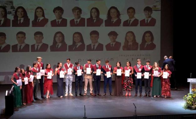 Celebrada la graduación del IES José Cadalso en el Teatro Juan Luis Galiardo