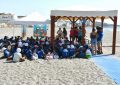 Cinco clases del Gloria Fuertes aprenden sobre medio ambiente en la playa de Torreguadiaro