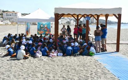 Cinco clases del Gloria Fuertes aprenden sobre medio ambiente en la playa de Torreguadiaro