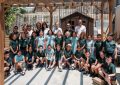El Ministro Cortes recibe cajas nido para aves y murciélagos creadas por alumnos de la Escuela Primaria St. Bernard