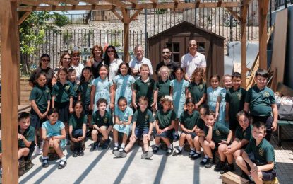 El Ministro Cortes recibe cajas nido para aves y murciélagos creadas por alumnos de la Escuela Primaria St. Bernard