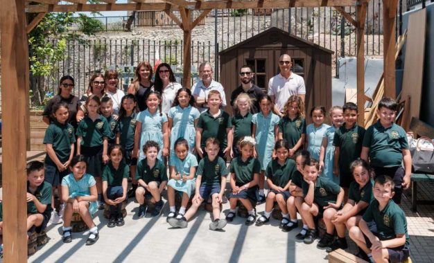 El Ministro Cortes recibe cajas nido para aves y murciélagos creadas por alumnos de la Escuela Primaria St. Bernard