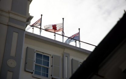  Gibraltar enarbola la bandera de las Falkland para conmemorar el 44º aniversario del Día de la Liberación