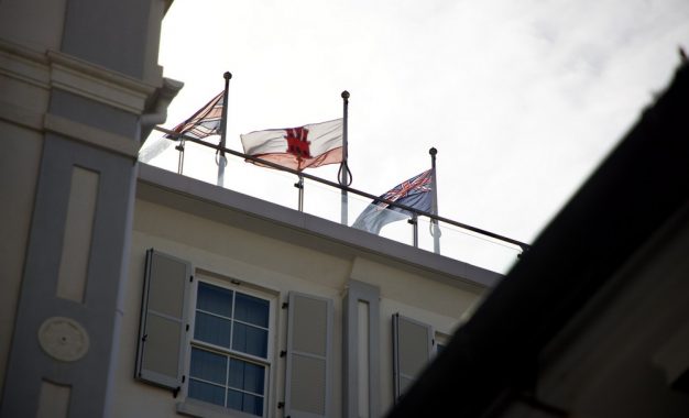  Gibraltar enarbola la bandera de las Falkland para conmemorar el 44º aniversario del Día de la Liberación
