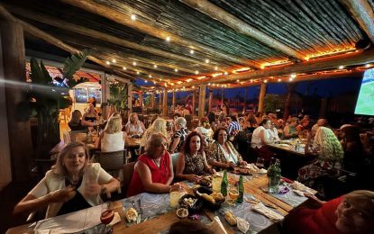 Unas 60 socias de La Charca celebran su cena pre feria 2026