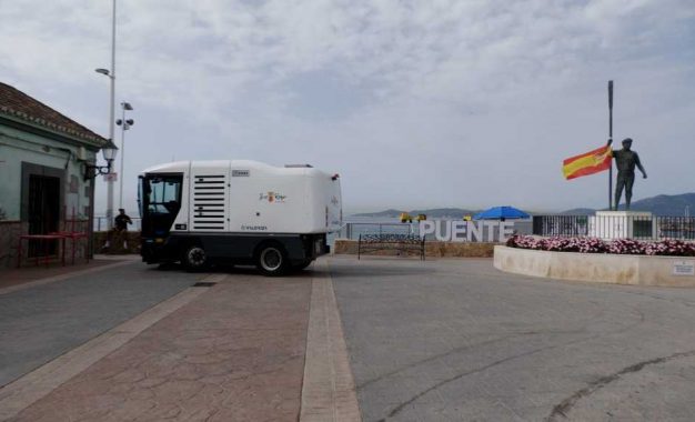 Limpieza integral en Puente, previo a la procesión y verbena de la Virgen del Carmen