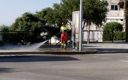 Limpieza especial en Torreguadiaro, donde este jueves empiezan las Fiestas del Carmen