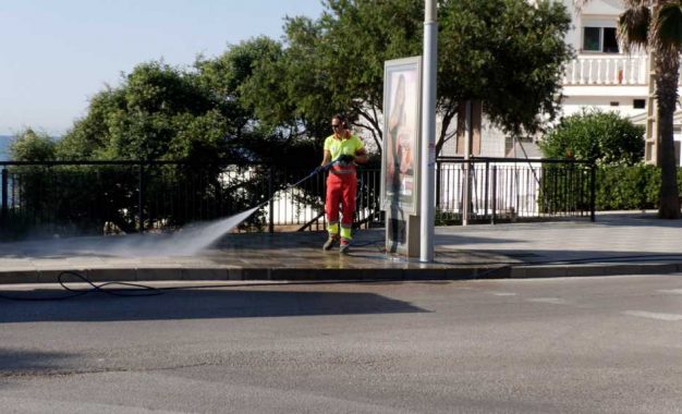Limpieza especial en Torreguadiaro, donde este jueves empiezan las Fiestas del Carmen