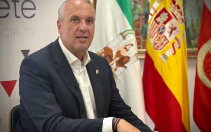 Ruiz Boix destaca el dato del paro, el más bajo registrado en los últimos 18 años, en la entrevista del primer número de Viva San Roque
