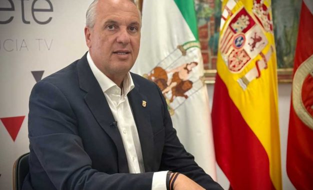 Ruiz Boix destaca el dato del paro, el más bajo registrado en los últimos 18 años, en la entrevista del primer número de Viva San Roque