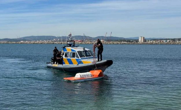 Entrenamiento conjunto del AFRS y la Aduana de Su Majestad (HMC) para incidentes aéreos en el mar
