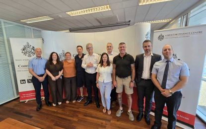 El Ministro Feetham entrega los primeros certificados de larga trayectoria al personal del Servicio Postal Real de Gibraltar