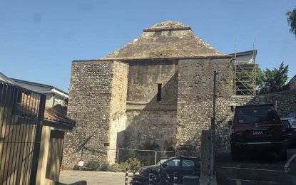 El Ministerio de Patrimonio lleva a cabo trabajos de limpieza de vegetación en la Puerta del Castillo Morisco