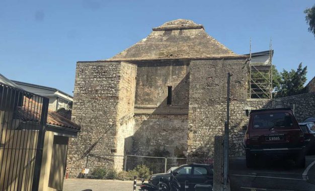 El Ministerio de Patrimonio lleva a cabo trabajos de limpieza de vegetación en la Puerta del Castillo Morisco