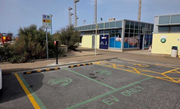 Nuevos puntos de recarga públicos para vehículos eléctricos instalados en Europa Point y Ragged Staff