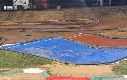 Una treintena de pilotos participan con éxito en la carrera nocturna del Campeonato Comarcal Modelestrecho en San Roque