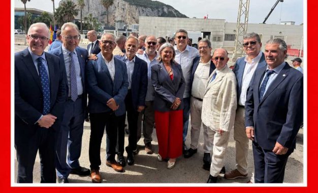 NOTA DE PRENSA La militancia y el Grupo Municipal Socialista de La Línea celebran la caída de la verja como un acontecimiento histórico