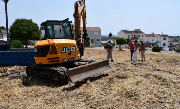 El Ayuntamiento intensifica las labores de desbroce para prevenir incendios en todo el municipio