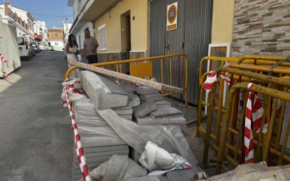 Renovación de acerado e impermeabilización en la calle Las Esmeraldas de Guadiaro