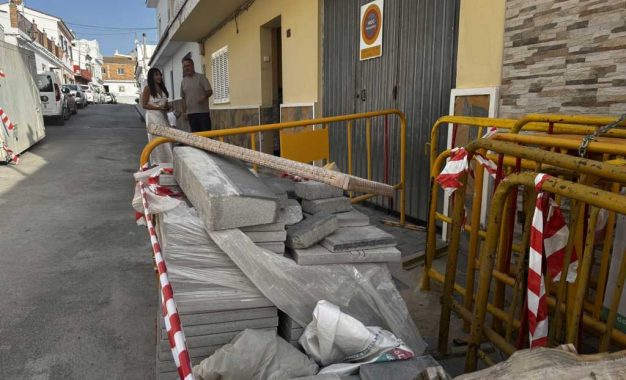 Renovación de acerado e impermeabilización en la calle Las Esmeraldas de Guadiaro