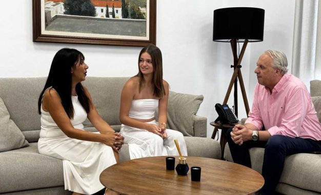 El alcalde felicita a Sara, que con 14 años ha obtenido el nivel de inglés C2
