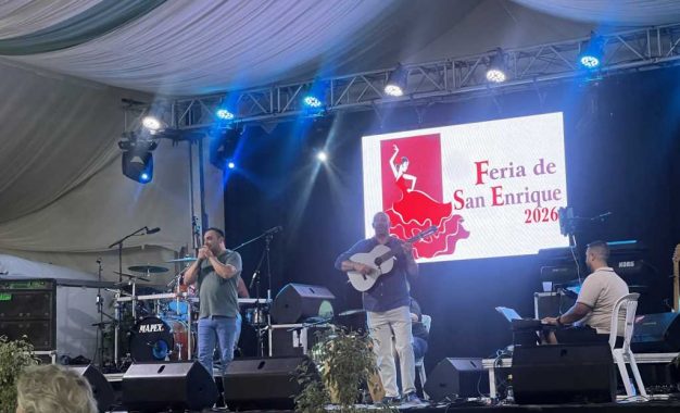 Los playbacks llenan de público la Caseta Municipal en una animada tarde de Feria de San Enrique