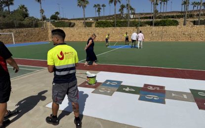 Mantenimiento de la pista deportiva de Torreguadiaro