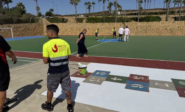 Mantenimiento de la pista deportiva de Torreguadiaro