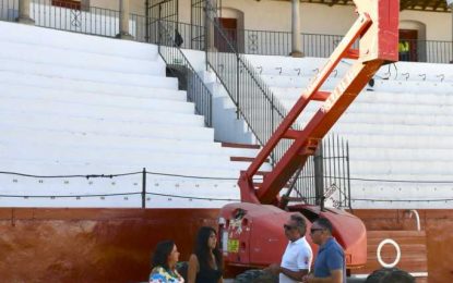Trabajos de mantenimiento de la Plaza de Toros, para que esté lista de cara a la corrida de feria   